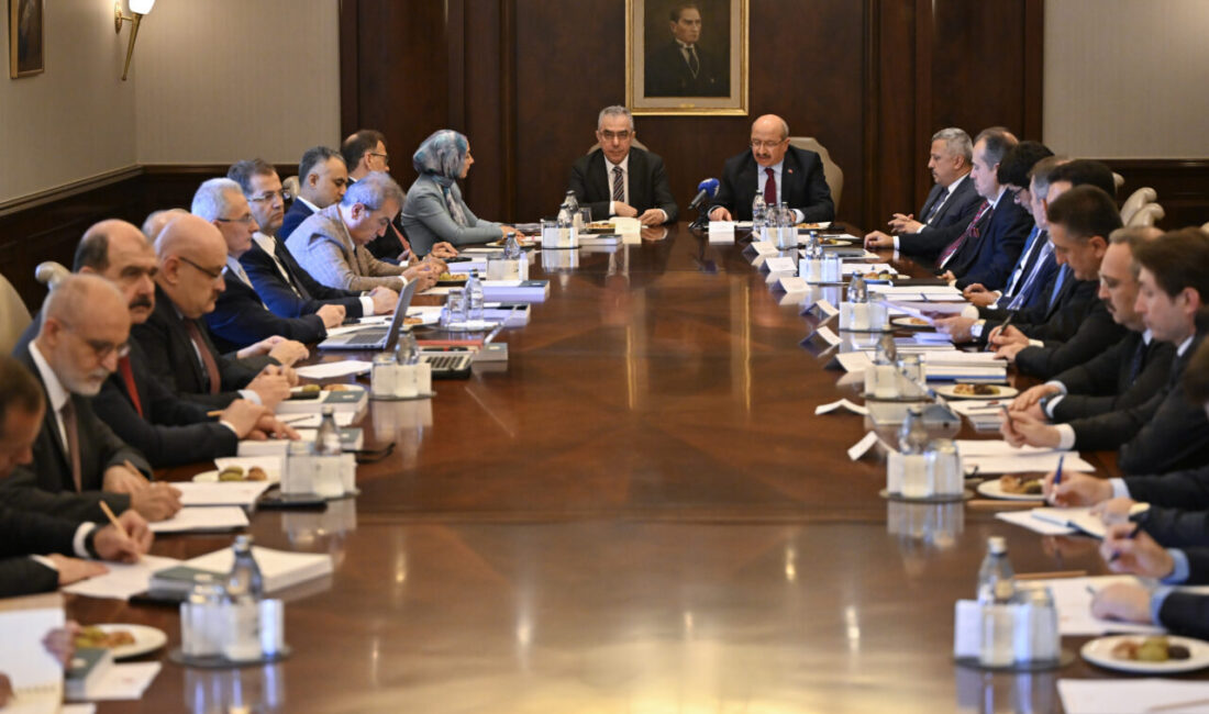 - Cumhurbaşkanlığı Hukuk Politikaları Kurulu Çankaya Köşkü'nde toplandı
- Cumhurbaşkanlığı Devlet