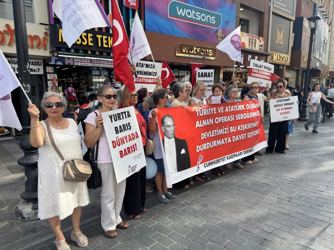 İZMİR (AA) – İzmir'de Cumhuriyet Kadınları Derneği üyeleri, Almanya'da sahnelenmesi