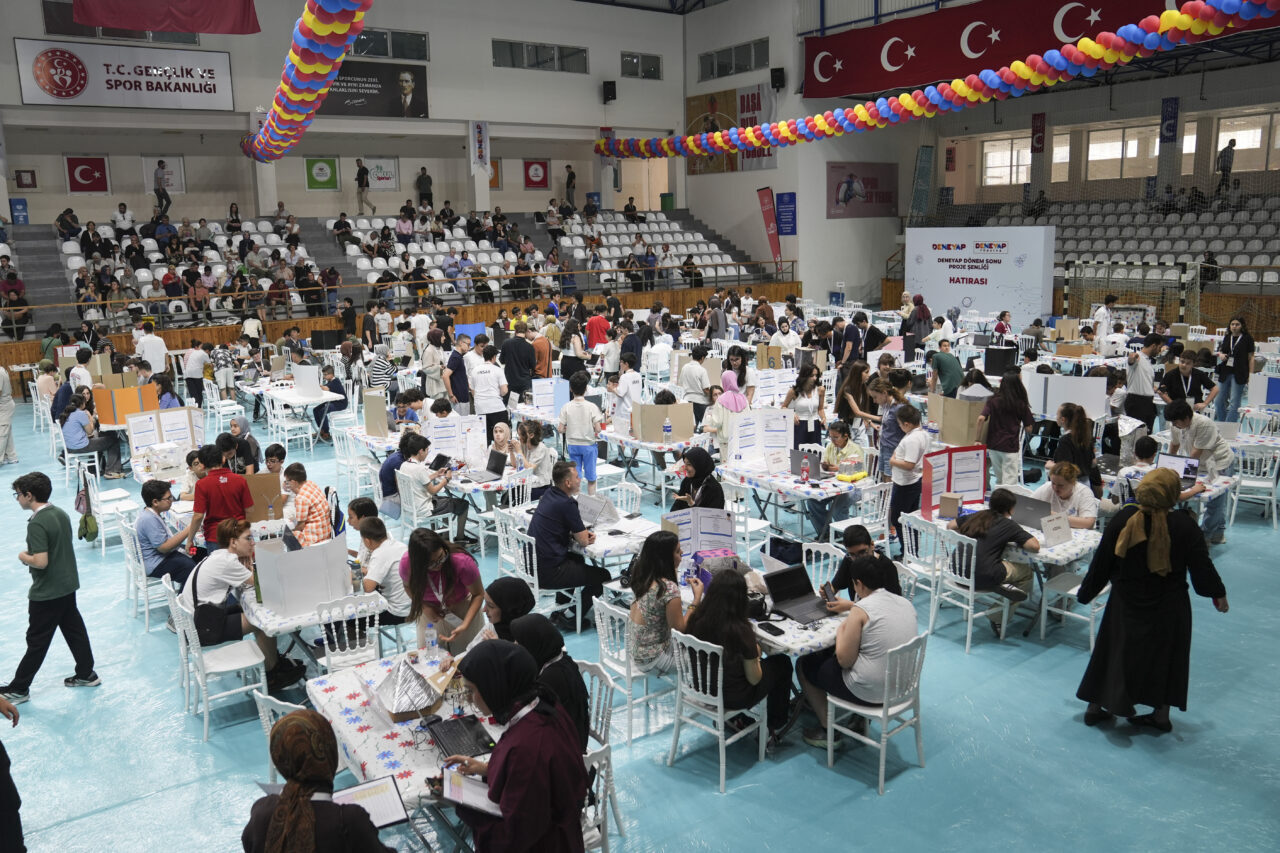 - T3 Vakfı Yönetim Kurulu Başkanı Elvan Kuzucu Hıdır:
- "Öğrencilerin