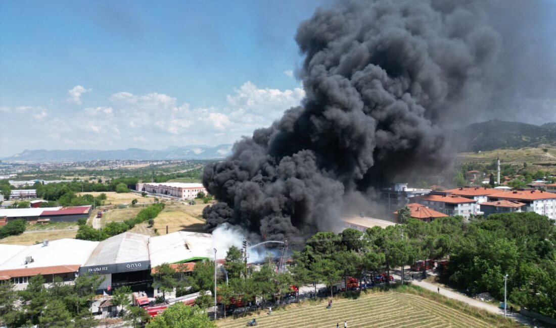 DENİZLİ (AA) – Denizli'nin Pamukkale ilçesindeki bir kauçuk fabrikasında çıkan