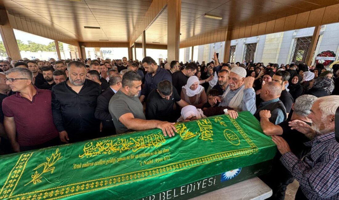 ANTALYA (AA) – Denizli'nin Sarayköy ilçesinde yolcu otobüsünün bariyerlere çarparak