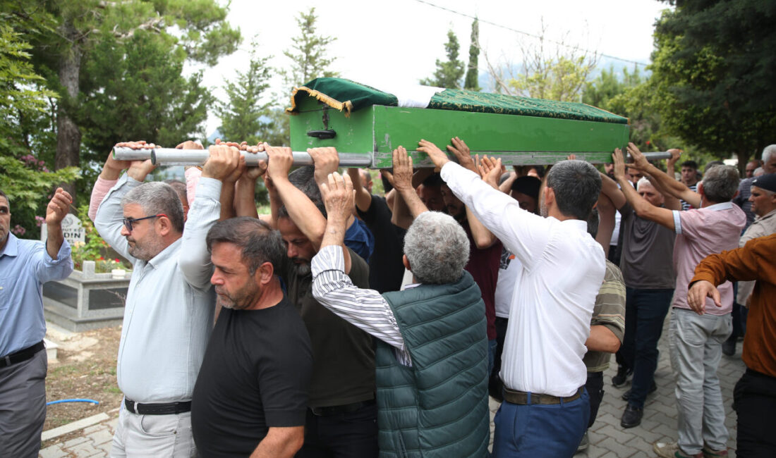 ANTALYA (AA) – Denizli'nin Sarayköy ilçesinde yolcu otobüsünün bariyerlere çarparak