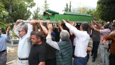 ANTALYA (AA) – Denizli'nin Sarayköy ilçesinde yolcu otobüsünün bariyerlere çarparak