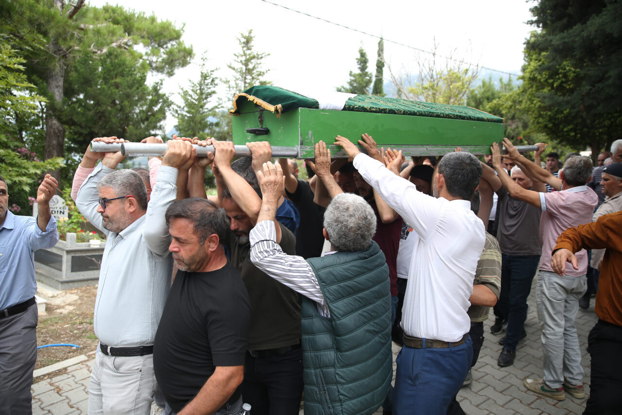 ANTALYA (AA) – Denizli'nin Sarayköy ilçesinde yolcu otobüsünün bariyerlere çarparak