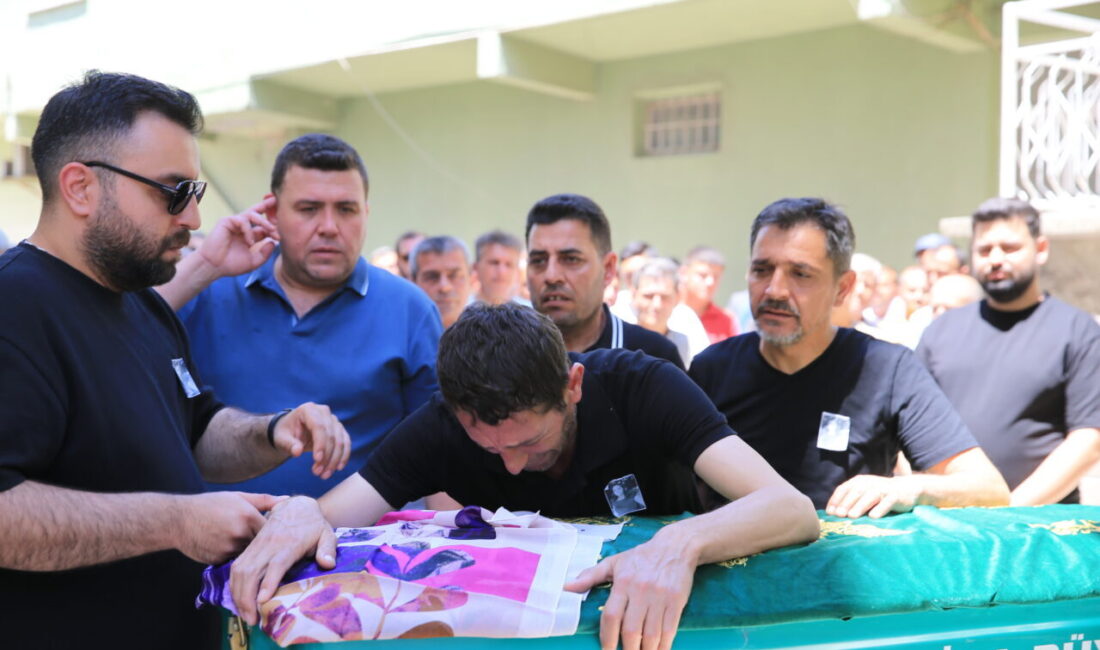 MANİSA (AA) – Denizli'nin Sarayköy ilçesinde yolcu otobüsünün bariyerlere çarparak