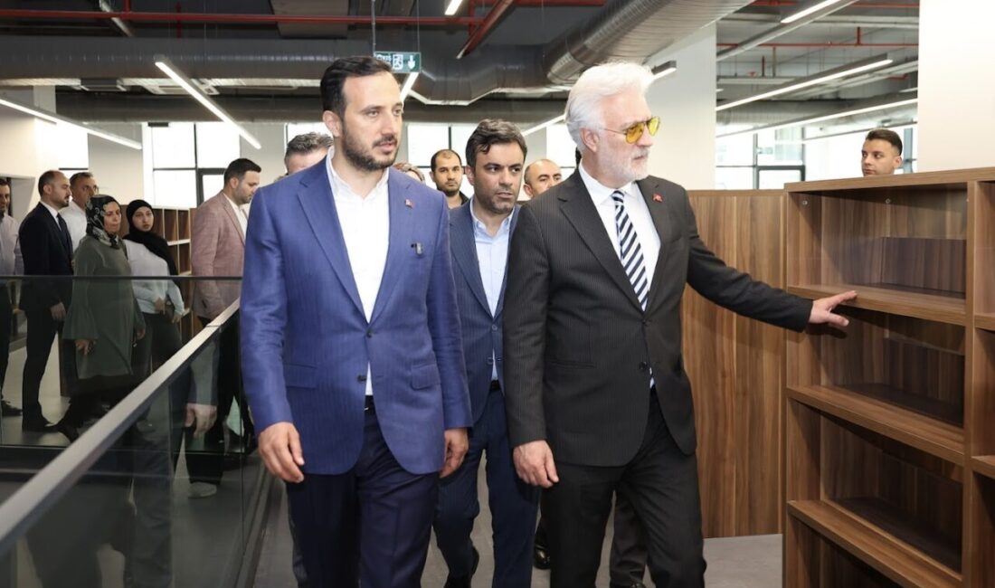 İSTANBUL (AA) – Devlet Tiyatroları Genel Müdürü Tamer Karadağlı, Bağcılar'da