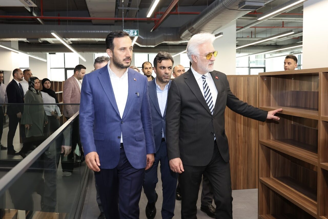 İSTANBUL (AA) – Devlet Tiyatroları Genel Müdürü Tamer Karadağlı, Bağcılar'da