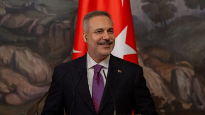 - "Hürmüz Boğazı'nın savaş öncesinde olduğu gibi, tüm gemilerin güvenli,