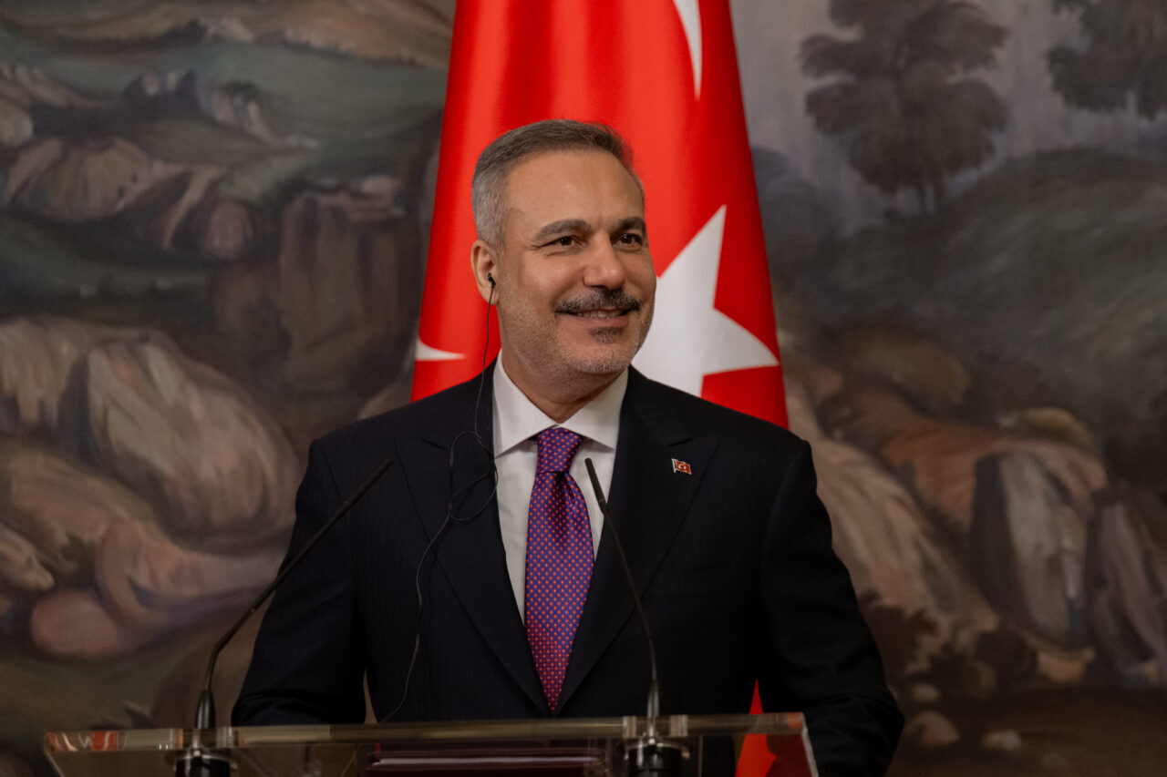 - "Hürmüz Boğazı'nın savaş öncesinde olduğu gibi, tüm gemilerin güvenli,