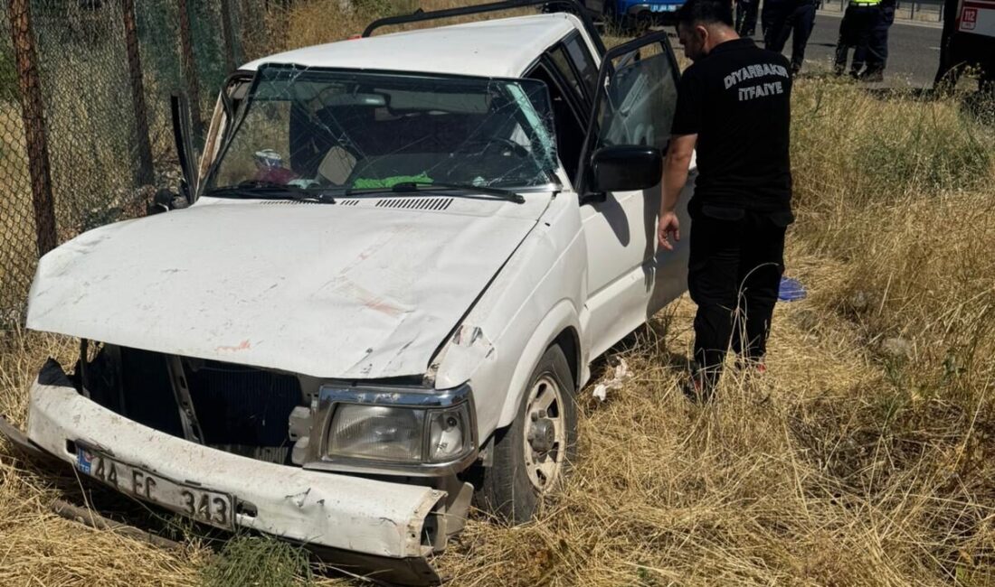 DİYARBAKIR (AA) – Diyarbakır'ın Ergani ilçesinde pikabın şarampole devrilmesi sonucu