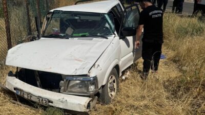 DİYARBAKIR (AA) – Diyarbakır'ın Ergani ilçesinde pikabın şarampole devrilmesi sonucu