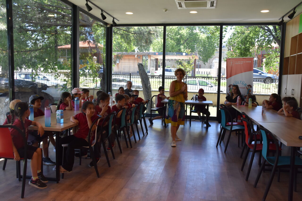 EDİRNE (AA) – Edirne Bienali kapsamında anaokulu öğrencilerine yönelik kitap