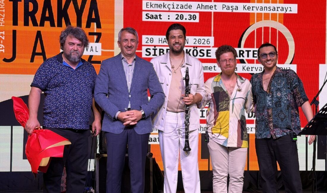 - Roman ezgilerinin de cazla buluşturulduğu konserde dinleyiciler 9/8'lik ritimlere