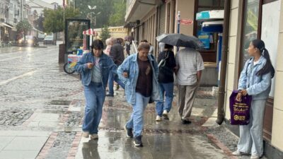 EDİRNE (AA) – Edirne'de sağanak yaşamı olumsuz etkiledi. Kentte akşam