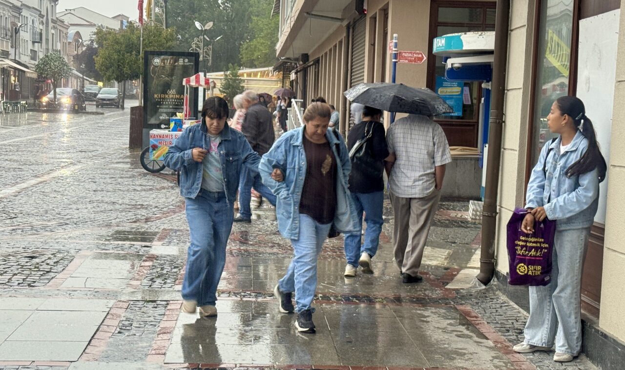 EDİRNE (AA) – Edirne'de sağanak yaşamı olumsuz etkiledi. Kentte akşam