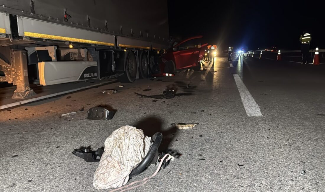 EDİRNE (AA) – Edirne'de otoyolda bekleyen tıra arkadan çarpan otomobilin
