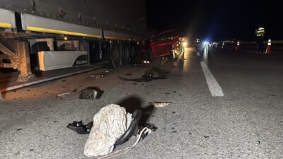 EDİRNE (AA) – Edirne'de otoyolda bekleyen tıra arkadan çarpan otomobilin