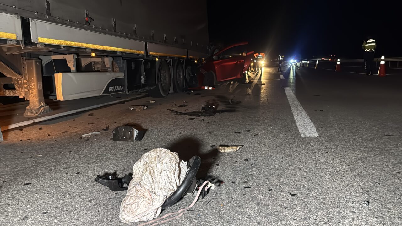 EDİRNE (AA) – Edirne'de otoyolda bekleyen tıra arkadan çarpan otomobilin