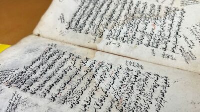 İZMİR (AA) – Ege Üniversitesinde yüzlerce yıllık el yazması eserler,
