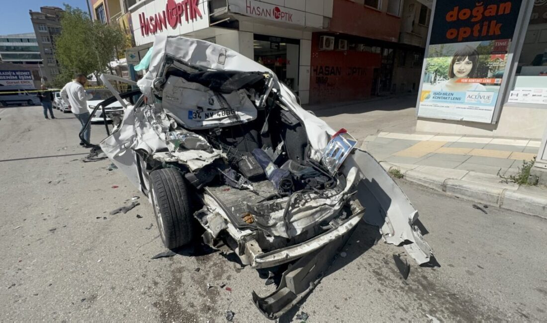 - Kamyonun bir otomobili sürüklemesi güvenlik kamerasınca kaydedildi