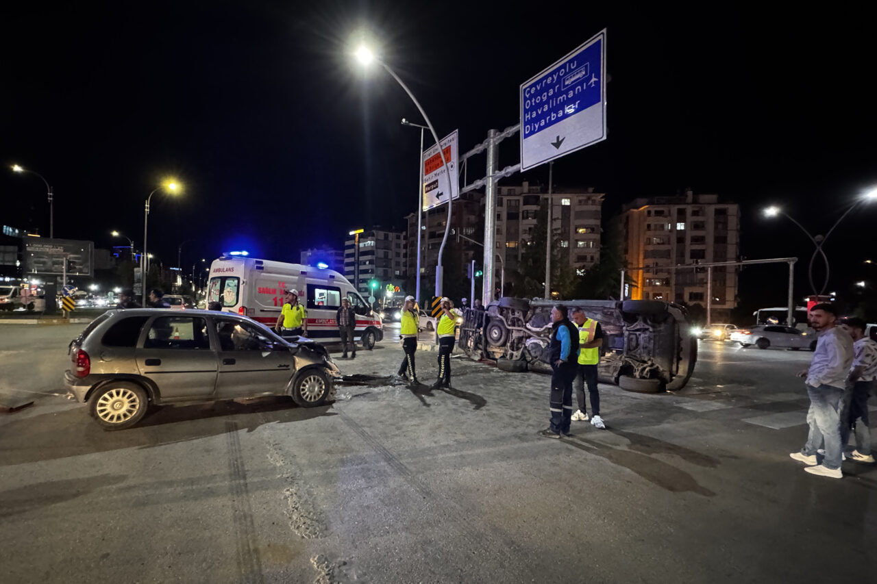 ELAZIĞ (AA) – Elazığ'da otomobil ile SUV tipi aracın çarpışması