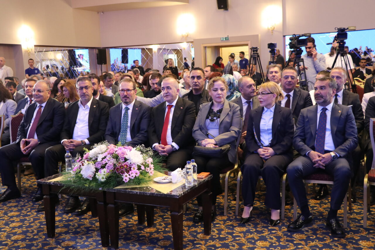- Sağlık Bakan Yardımcısı Şuayıp Birinci:
- "2040'dan sonra Türkiye'nin sigara