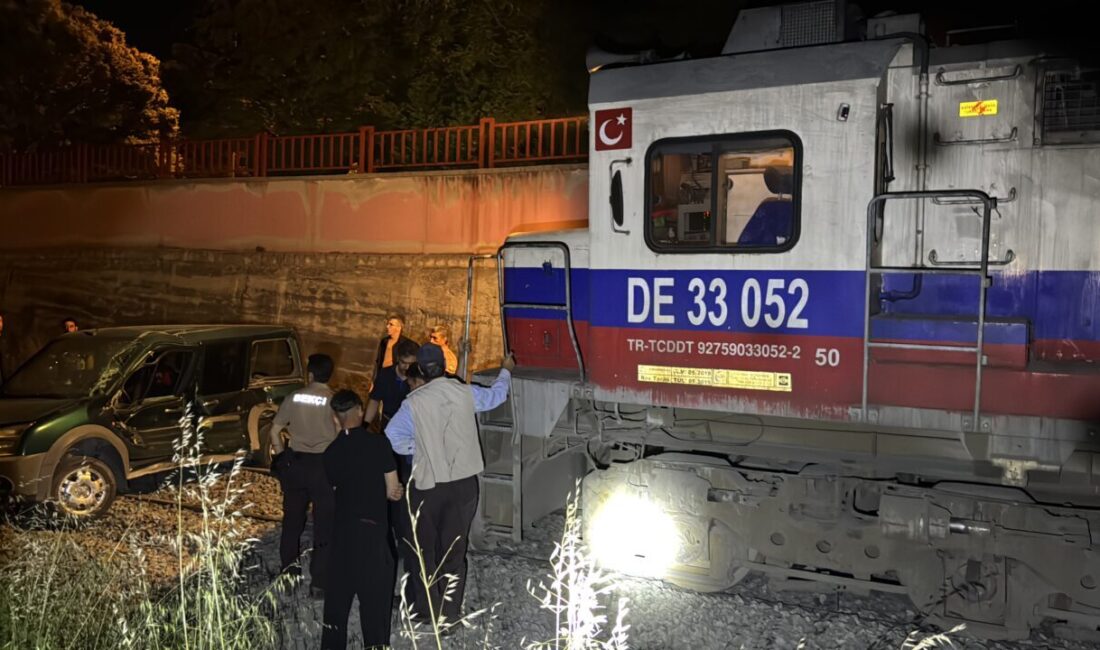 ELAZIĞ (AA) – Elazığ'da yük treninin hemzemin geçitte hafif ticari