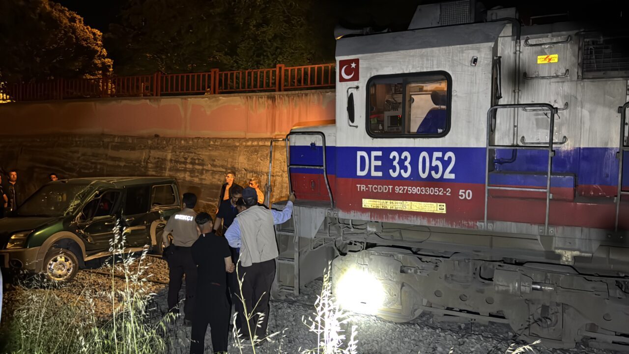 ELAZIĞ (AA) – Elazığ'da yük treninin hemzemin geçitte hafif ticari