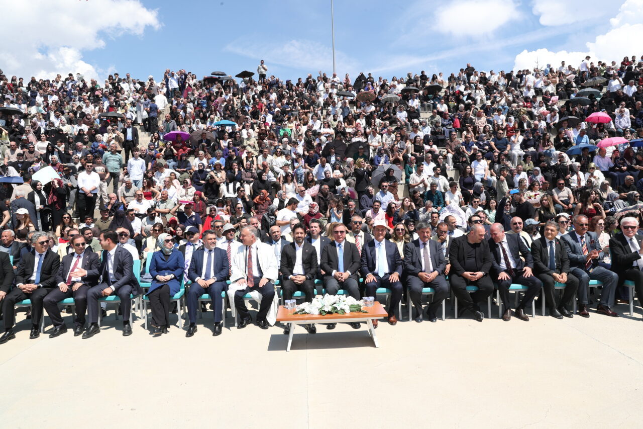 ERZİNCAN (AA) – Erzincan Binali Yıldırım Üniversitesi'nde (EBYÜ) eğitimlerini tamamlayan
