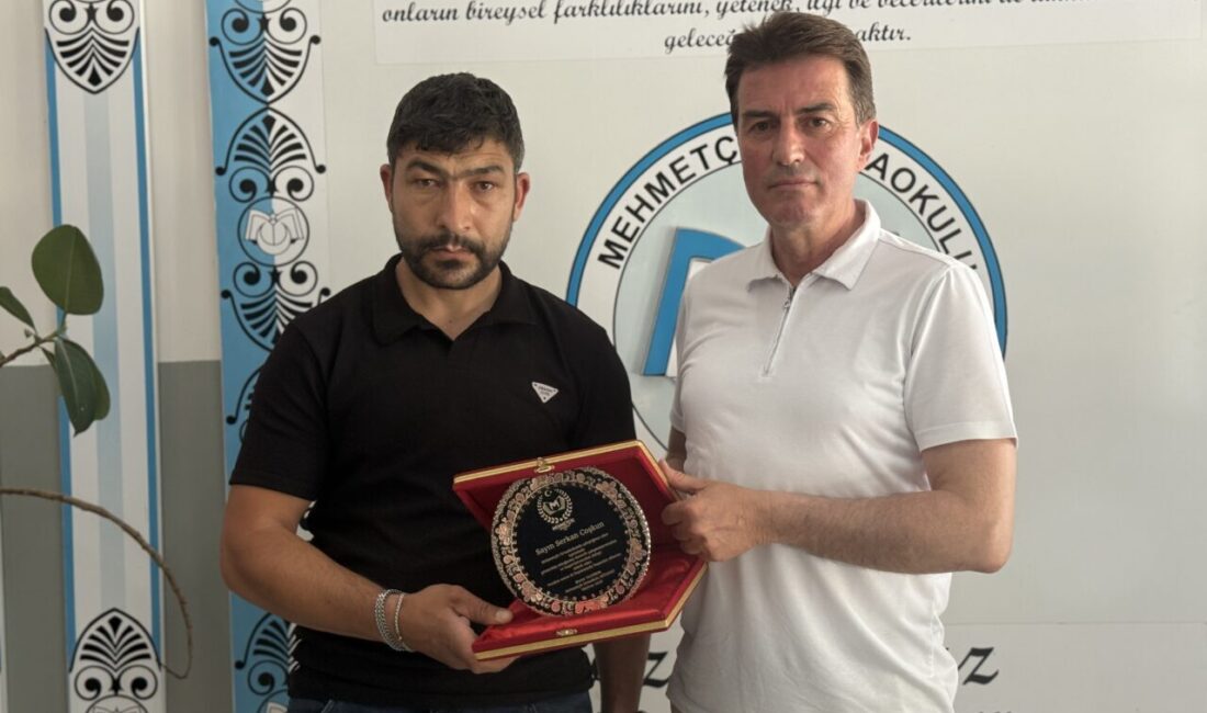 - Okulun hizmetlisi Serkan Coşkun:
- "Çok memnun oldum. Genellikle plaketler