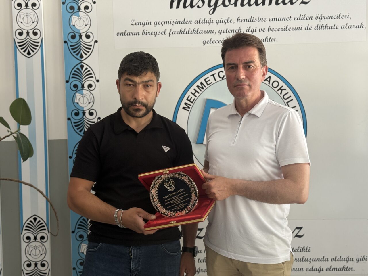 - Okulun hizmetlisi Serkan Coşkun:
- "Çok memnun oldum. Genellikle plaketler