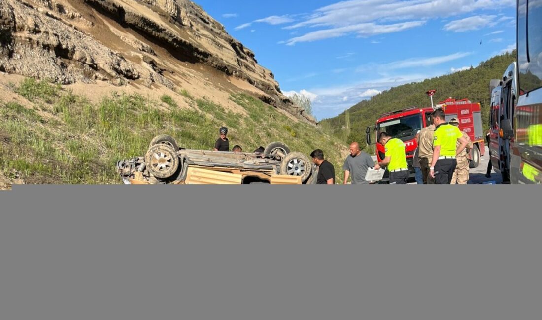 ERZİNCAN (AA) – Erzincan'ın Refahiye ilçesinde, hafif ticari aracın devrilmesi