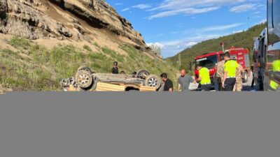 ERZİNCAN (AA) – Erzincan'ın Refahiye ilçesinde, hafif ticari aracın devrilmesi