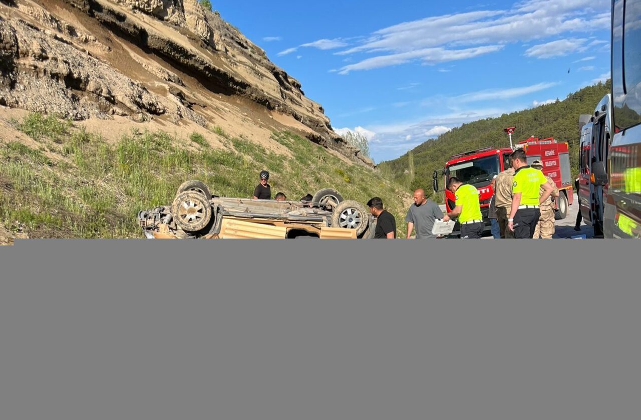 ERZİNCAN (AA) – Erzincan'ın Refahiye ilçesinde, hafif ticari aracın devrilmesi