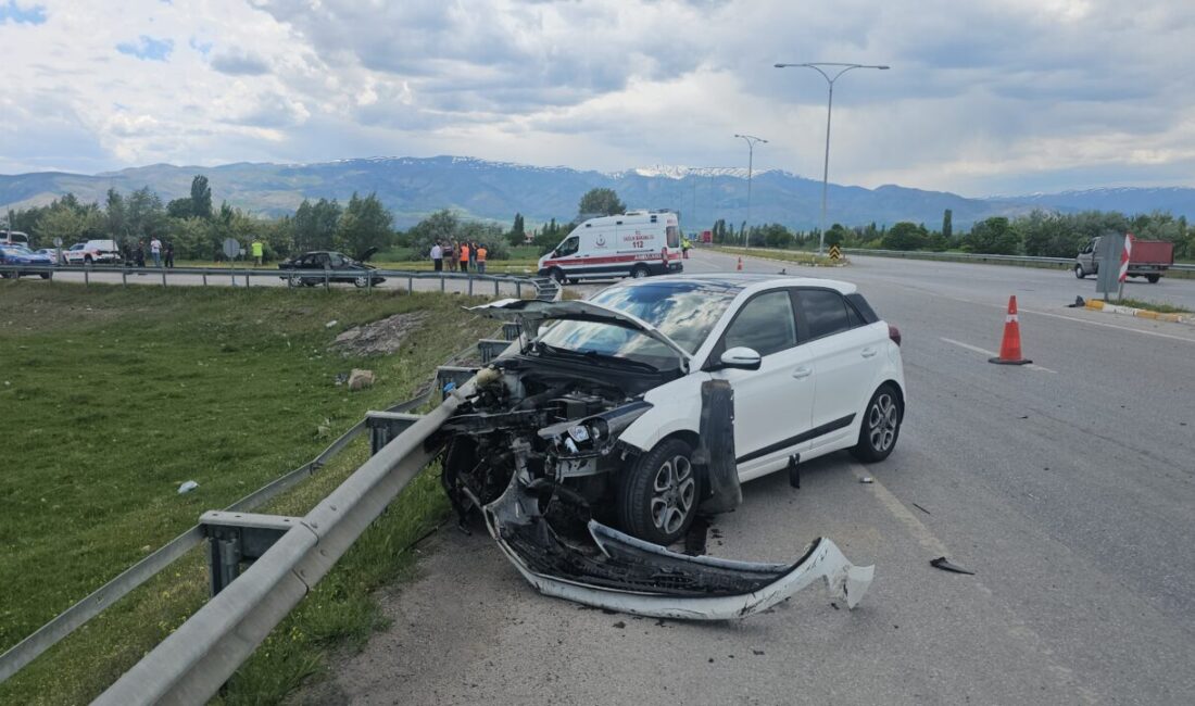 ERZİNCAN (AA) – Erzincan'da iki otomobilin çarpışması sonucu 4 kişi