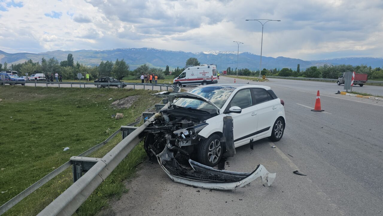 ERZİNCAN (AA) – Erzincan'da iki otomobilin çarpışması sonucu 4 kişi