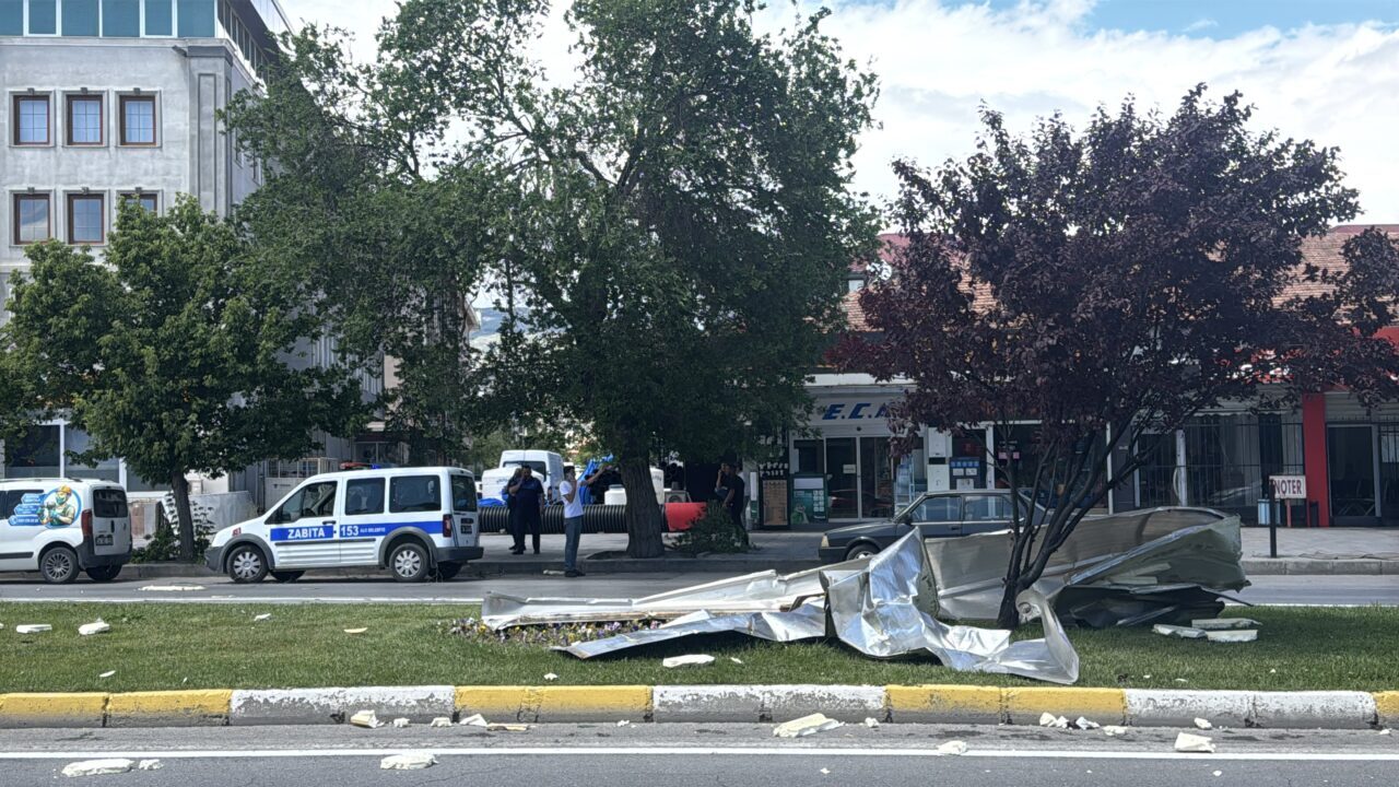 ERZİNCAN (AA) – Erzincan'da etkili olan kuvvetli rüzgar nedeniyle bazı