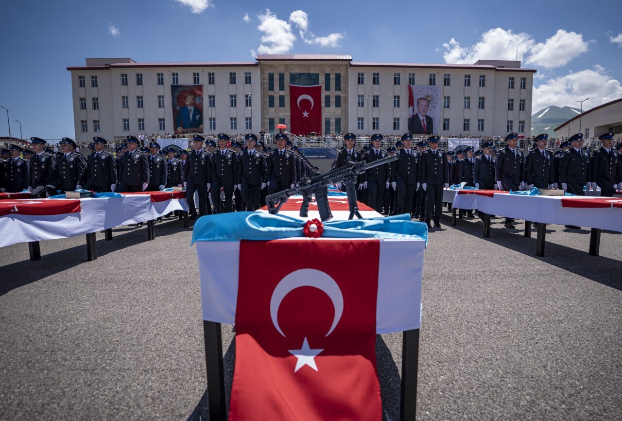 - Vali Aydın Baruş:
- "Erzurum'un müstesna atmosferinde 9 ay süren