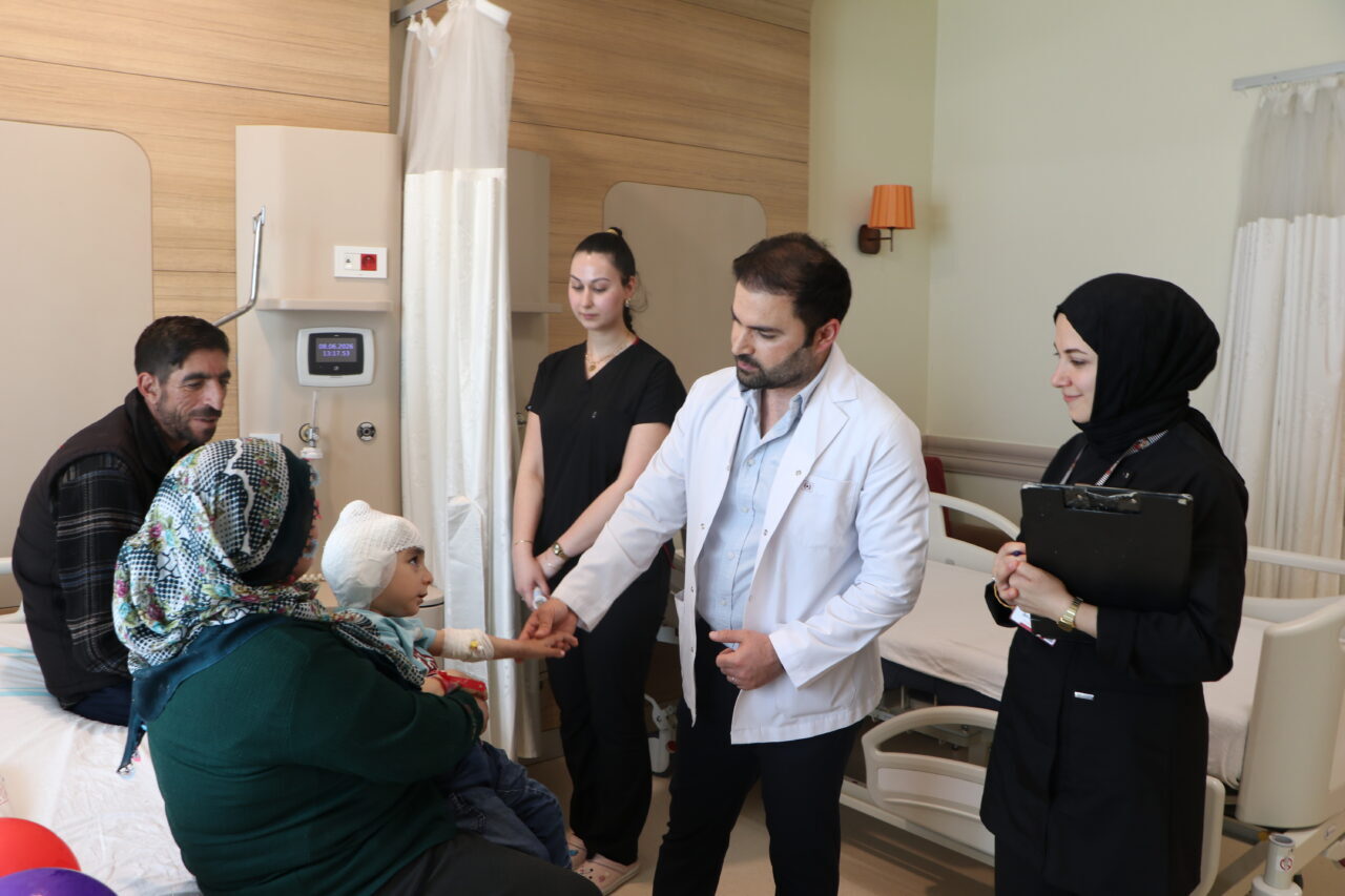 - Erzurum Şehir Hastanesi'nde 3 yaşında bir çocuğa yapılan biyonik
