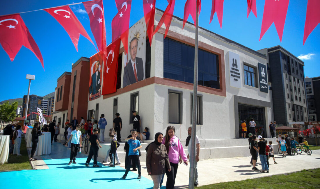 - AK Parti Genel Başkan Yardımcısı Nihat Zeybekci:
- "İstanbul'da gönül