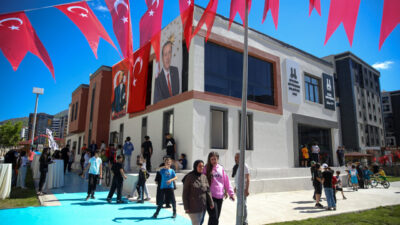 - AK Parti Genel Başkan Yardımcısı Nihat Zeybekci:
- "İstanbul'da gönül