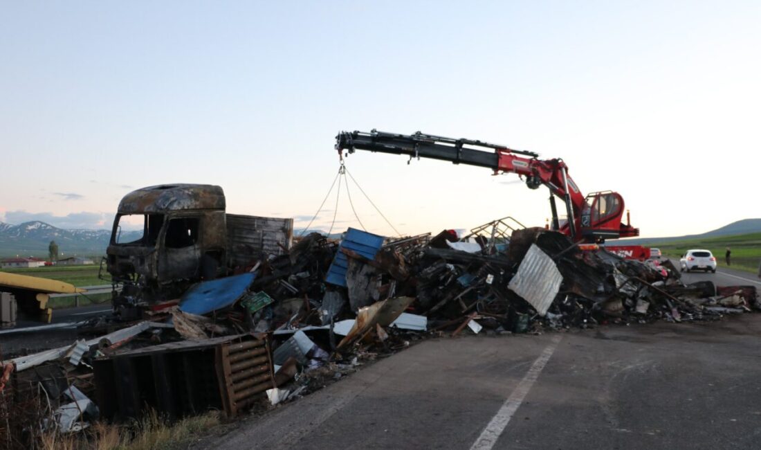 ERZURUM (AA) – Erzurum'da, bariyerlere çarptıktan sonra alev alan tır,