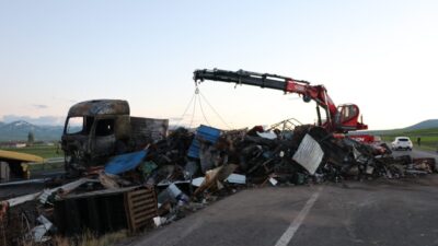 ERZURUM (AA) – Erzurum'da, bariyerlere çarptıktan sonra alev alan tır,