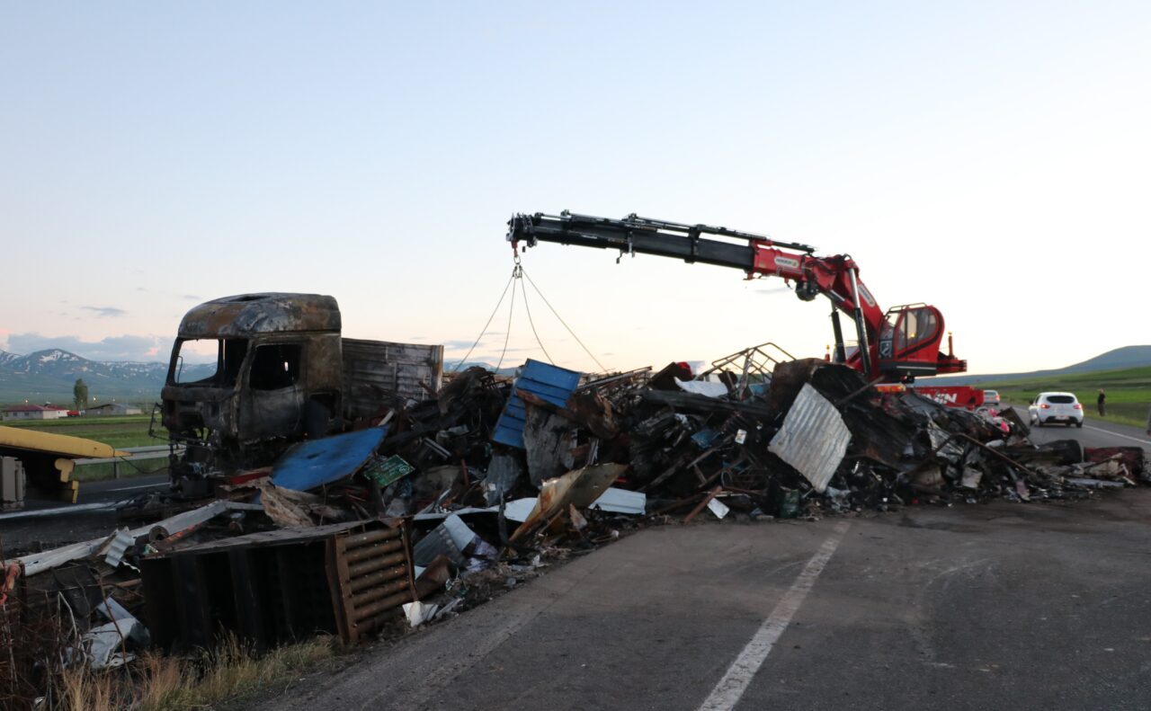 ERZURUM (AA) – Erzurum'da, bariyerlere çarptıktan sonra alev alan tır,
