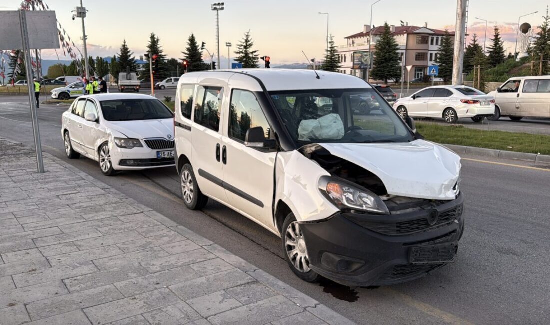 ERZURUM (AA) – Erzurum'da hafif ticari araçla otomobilin çarpması sonucu