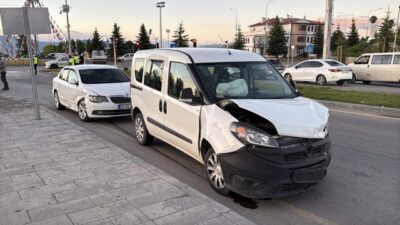 ERZURUM (AA) – Erzurum'da hafif ticari araçla otomobilin çarpması sonucu