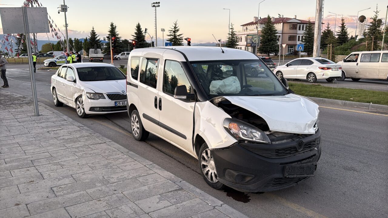 ERZURUM (AA) – Erzurum'da hafif ticari araçla otomobilin çarpması sonucu