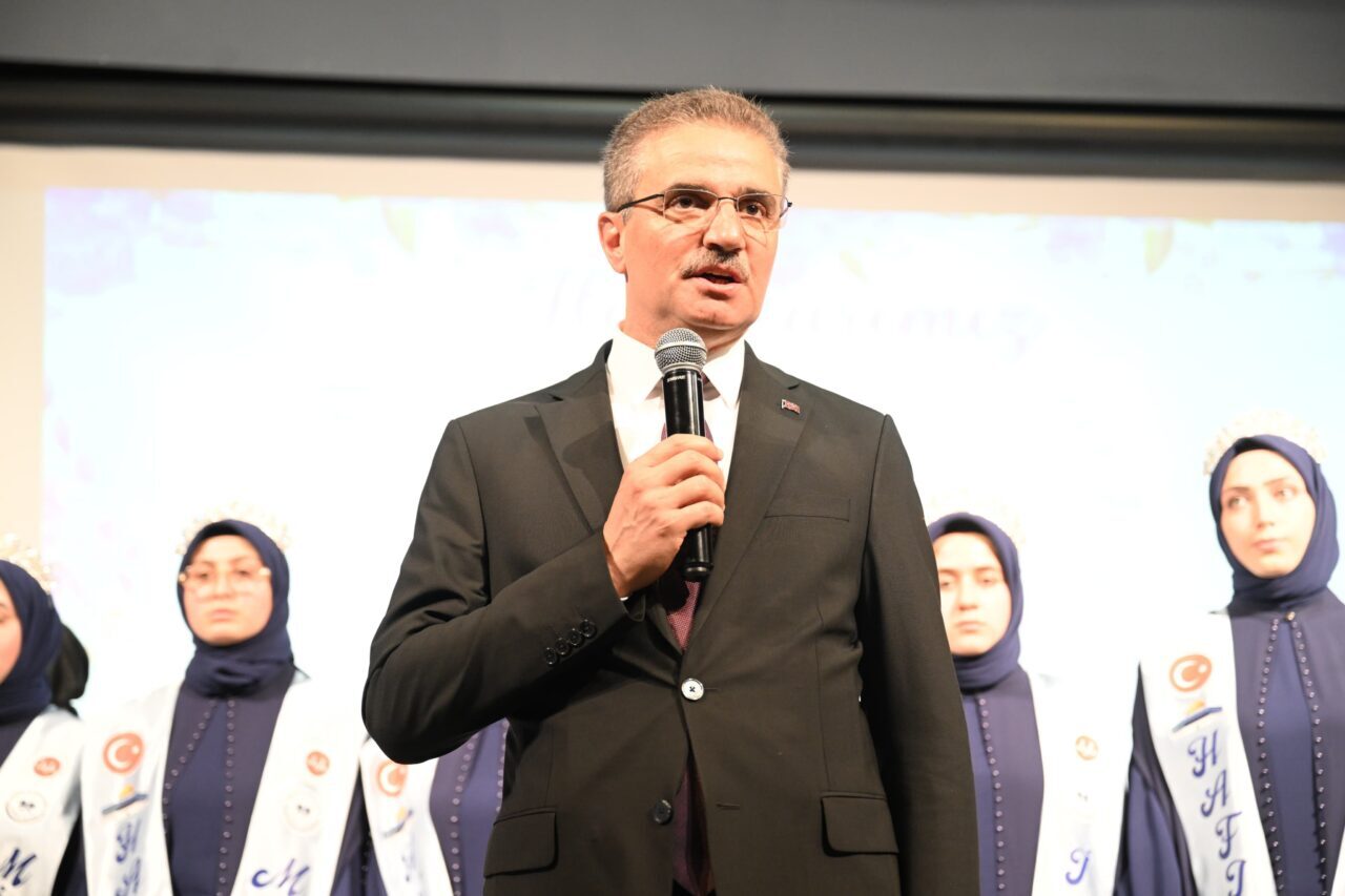 - Vali Aydın Baruş:
- "Hafızlar, hem Kur’an-ı Kerim’i ezberleme hem