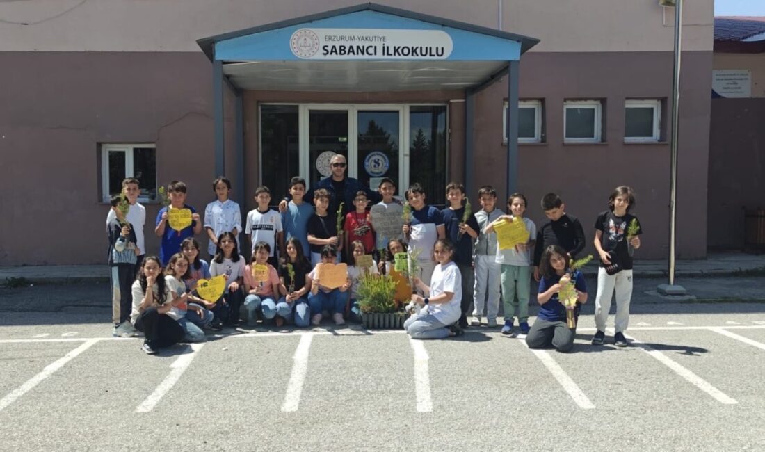 ERZURUM (AA) – Erzurum'da ilkokuldan mezun olan öğrenciler, karne töreninin