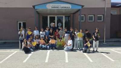 ERZURUM (AA) – Erzurum'da ilkokuldan mezun olan öğrenciler, karne töreninin